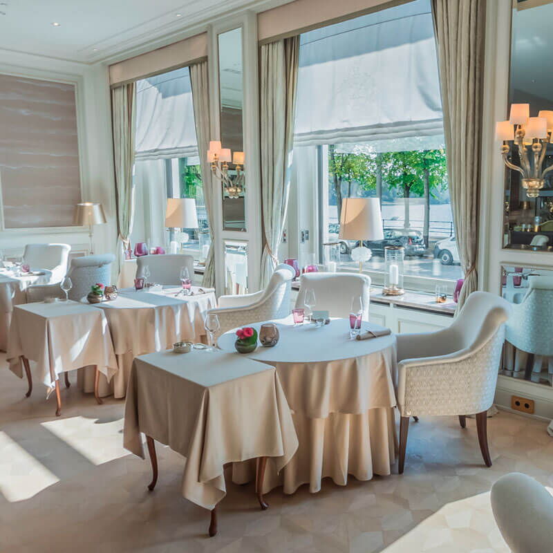 Das sonnendurchflutete Restaurant Haerlin** mit Blick auf die Alster im Hotel Vier Jahreszeiten in Hamburg