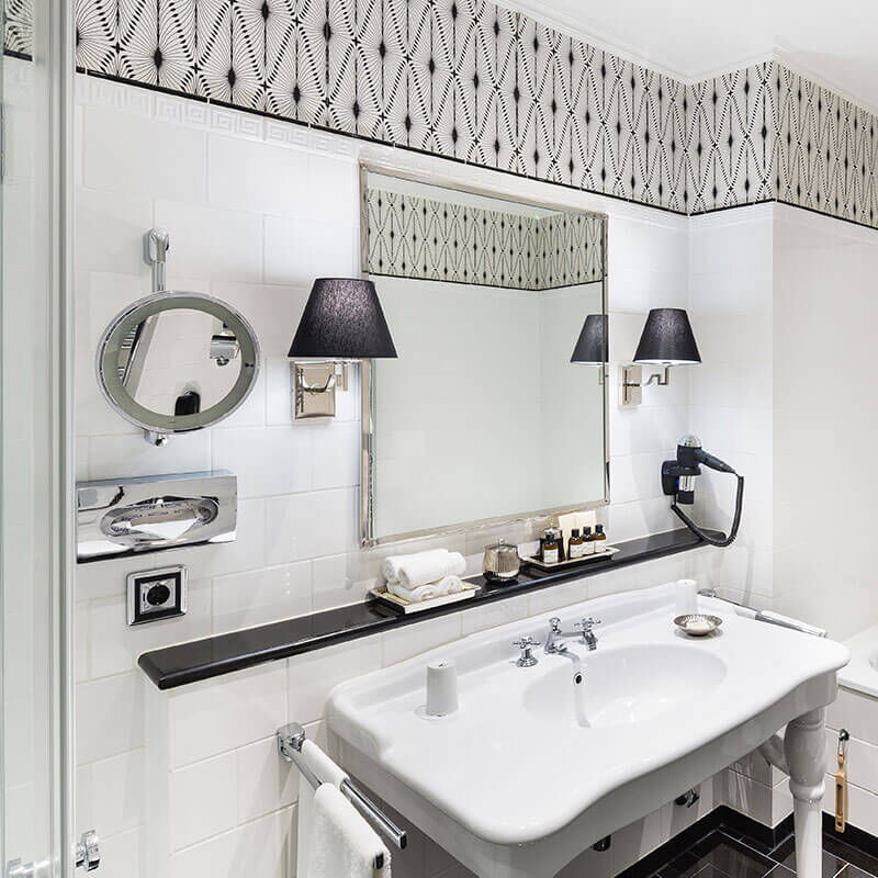 Waschbecken und Waschtisch in einem Bad einer Suite im Hotel Vier Jahreszeiten in Hamburg