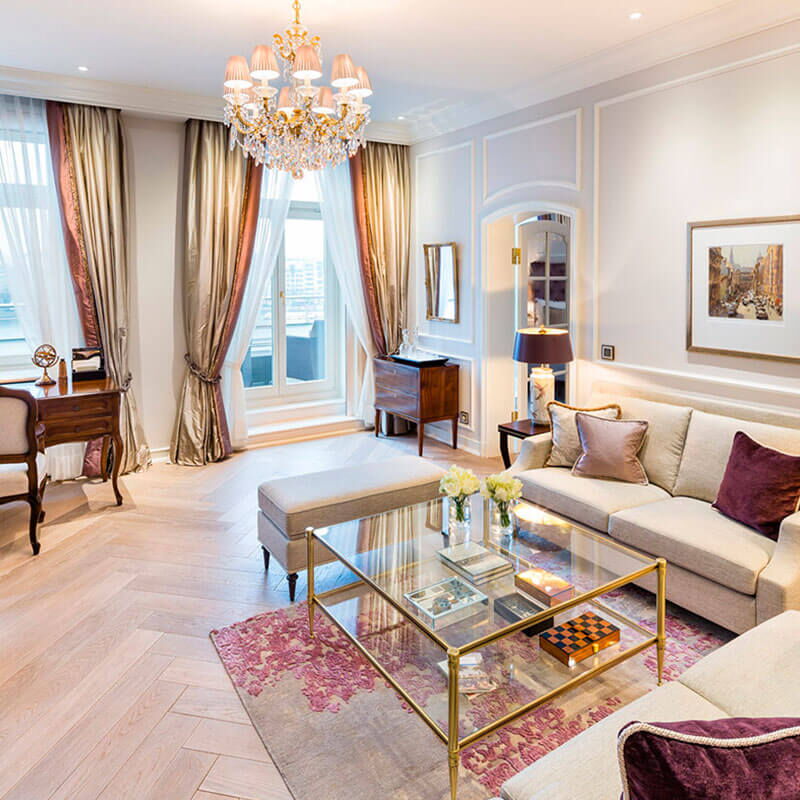 Wohnbereich einer Suite mit Blick auf die Alster im Hotel Vier Jahreszeiten in Hamburg