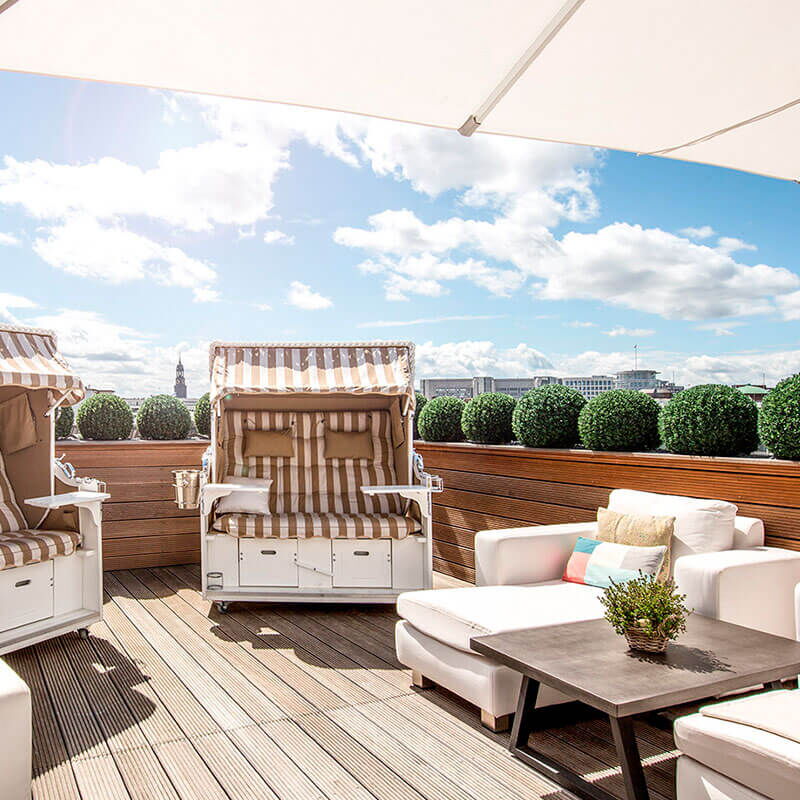 Strandkörbe und Sonnenliegen auf der Dachterrasse des Hotel Vier Jahreszeiten in Hamburg