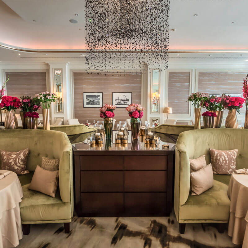 Mittelinsel im Restaurant Haerlin** mit Blick auf die Alster im Hotel Vier Jahreszeiten in Hamburg