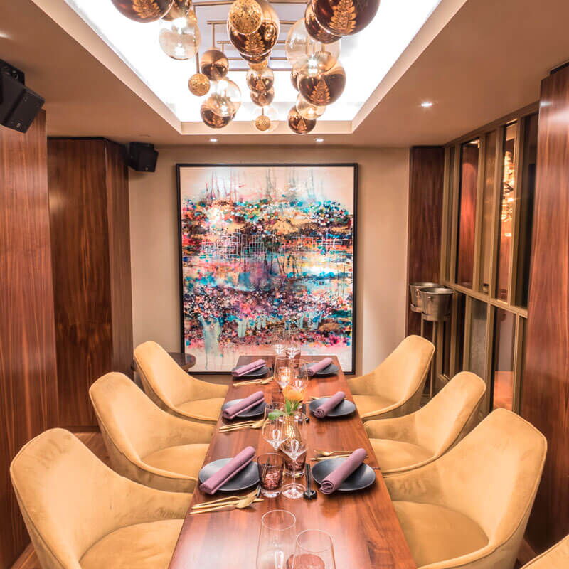 Séparée mit abstraktem Kunstwerk im Nikkei Nine Restaurant des Hotel Vier Jahreszeiten in Hamburg