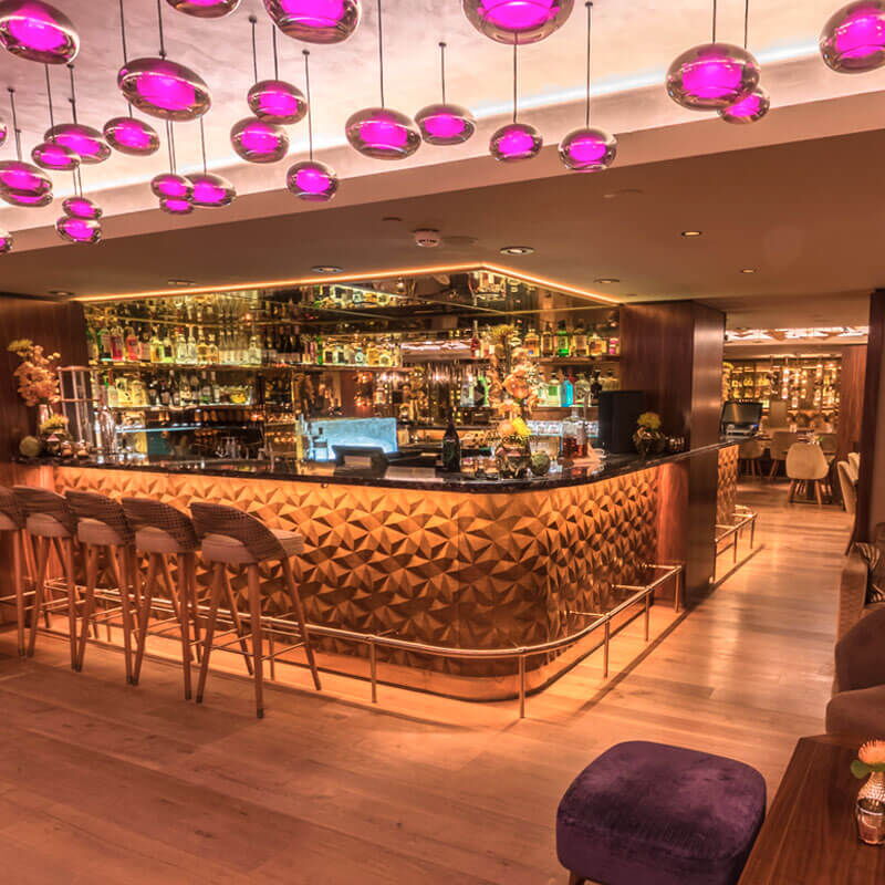 Bar mit kunstvoller Lichtinstallation des Nikkei Nine Restaurants im Hotel Vier Jahreszeiten in Hamburg