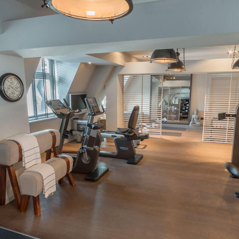 Stilvoll eingerichteter Fitnessraum im Hotel Vier Jahreszeiten in Hamburg