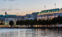 Außenansicht auf das Hotel Vier Jahreszeiten über die Binnenalster