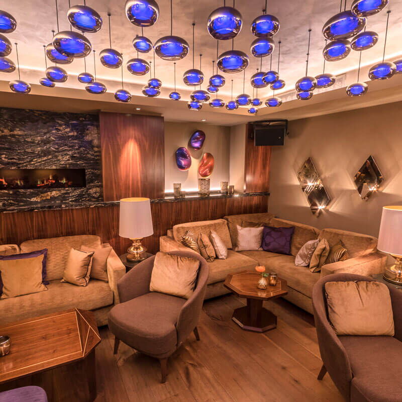 Loungebereich mit kunstvoller Lichtinstallation des Nikkei Nine Restaurants im Hotel Vier Jahreszeiten in Hamburg