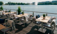 Gedeckte Tische vom Deck 4 Terrasse beim Hotel Vier Jahreszeiten an der Binnenalster