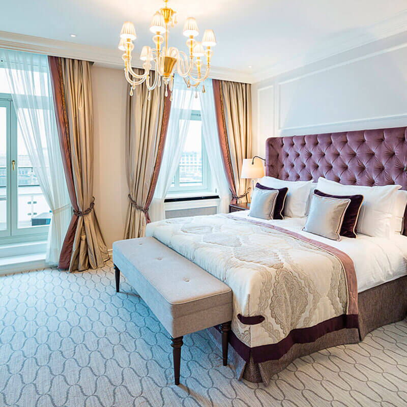 Schlafraum einer Suite mit Blick auf die Alster im Hotel Vier Jahreszeiten in Hamburg