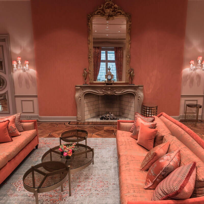 Sitzgruppe mit offenem Kamin im Jahreszeiten Salon des Hotel Vier Jahreszeiten in Hamburg