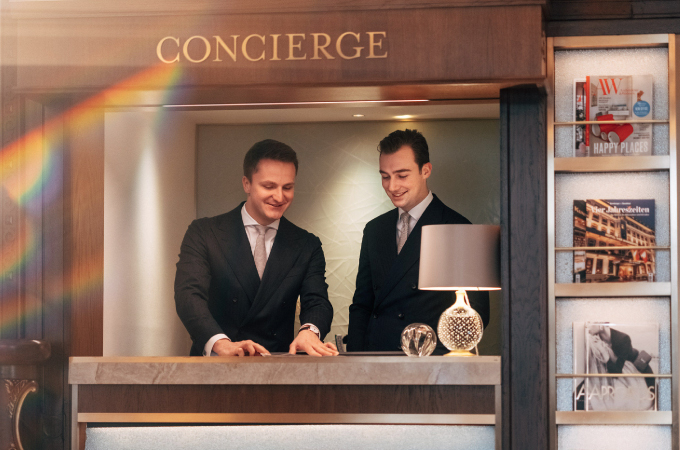 Concierge stand in the lobby of the Hotel Vier Jahreszeiten