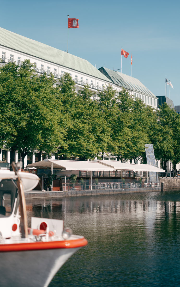 The Fairmont Hotel Vier Jahreszeiten in the background photographed from the Binnenalster.