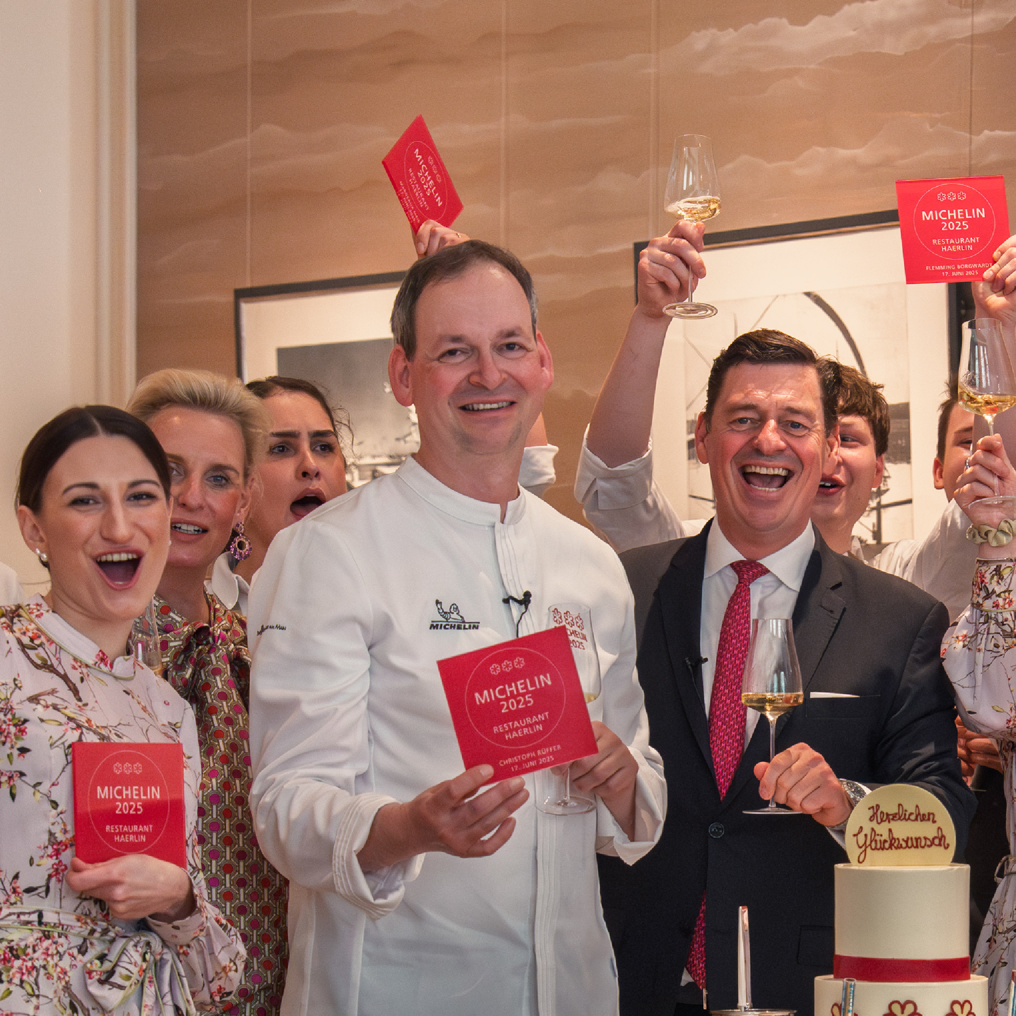 Das Team des Restaurant Haerlin*** mit der dritten Michelin Sternauszeichnung in der Hand.