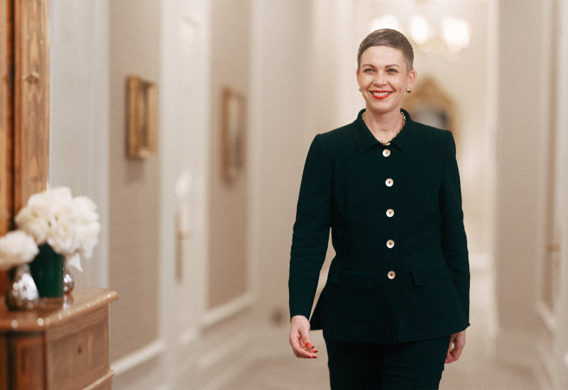A butleress in the hallway of the Hotel Vier Jahreszeiten