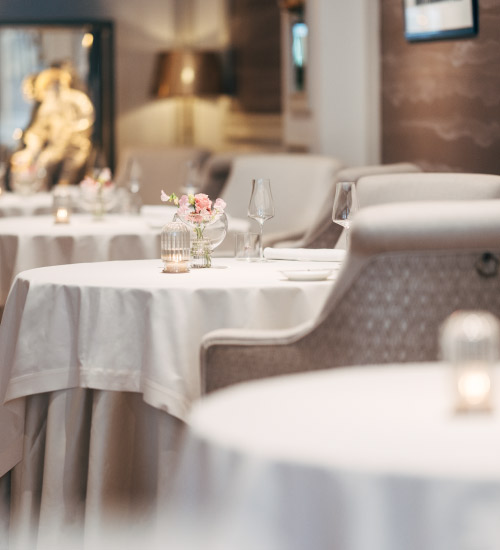 Blick auf die Tische des Gästeraums im Restaurant Haerlin*** mit Tiefenschärfe