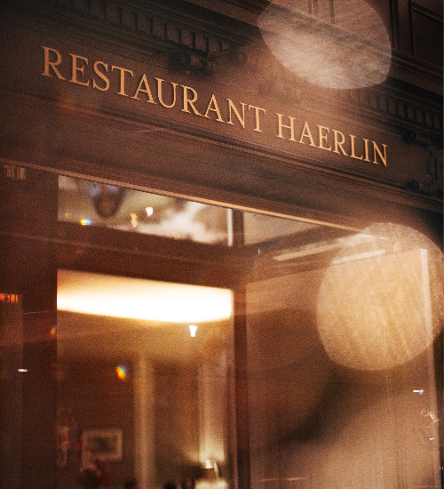 Blick auf den Eingang ins Restaurant Haerlin*** mit eindrucksvollen Lichtreflexen