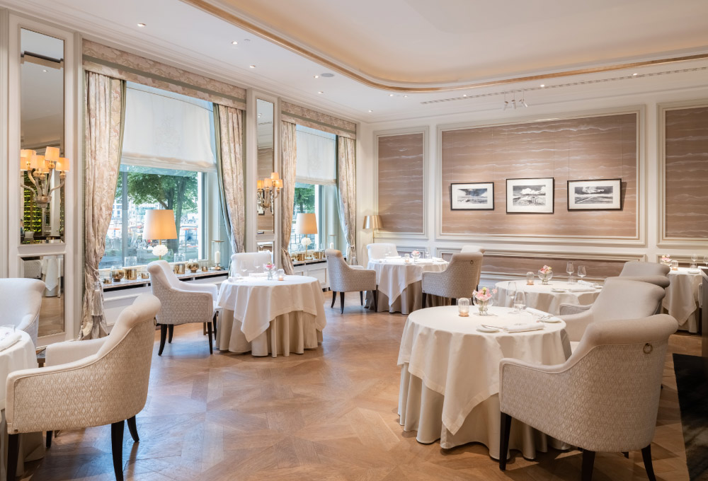 Blick auf die Tische des Gästeraums im Restaurant Haerlin***