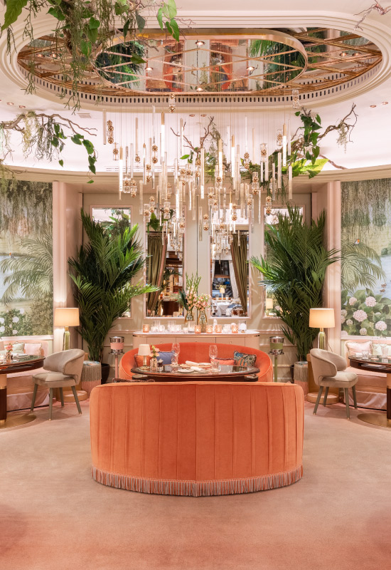 Frontal view of the round guest room in the Grill with palm trees and paintings on the walls