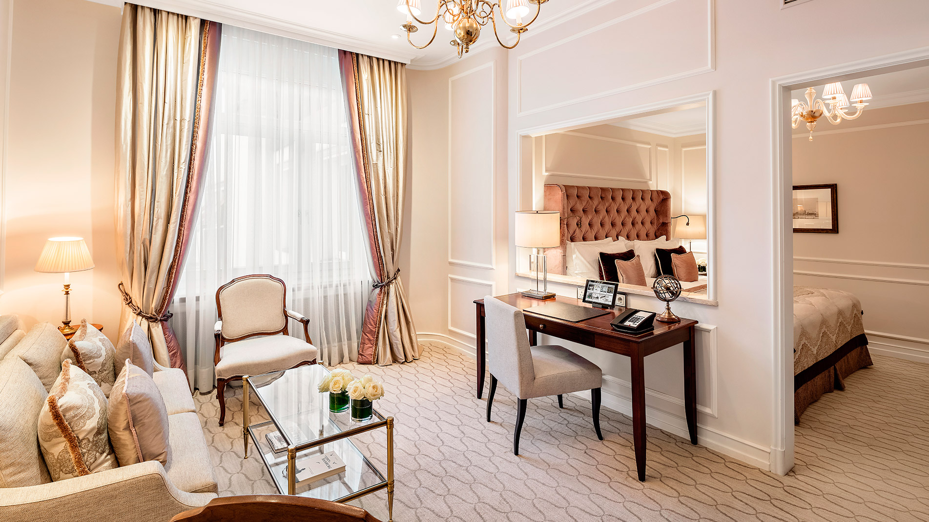 Der Sitzbereich der Junior Suite mit rosa Akzenten im Hotel Vier Jahreszeiten Hamburg