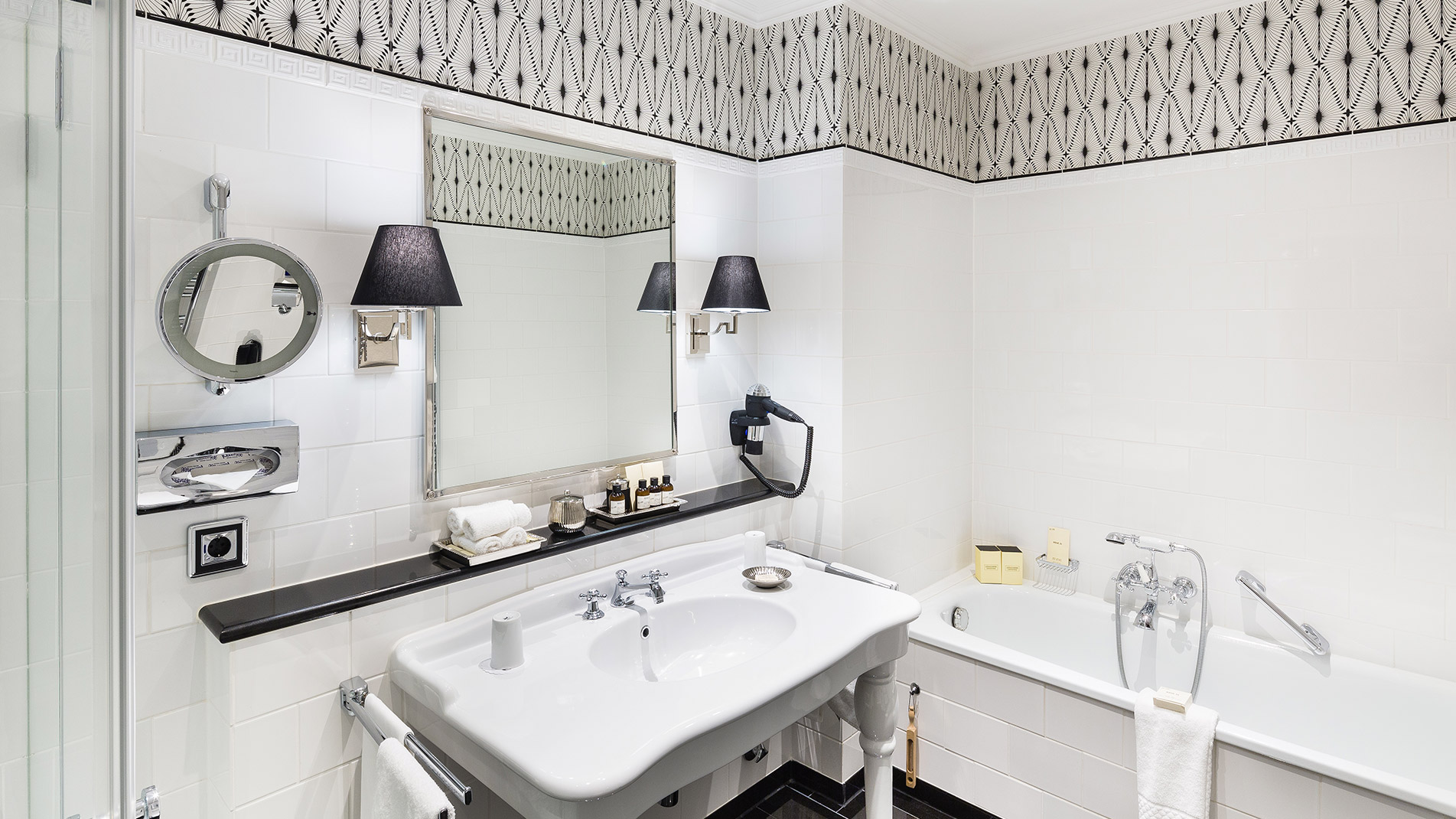 Das Waschbecken und die Badewanne der Alsterblick Junior Suite im Hotel Vier Jahreszeiten Hamburg